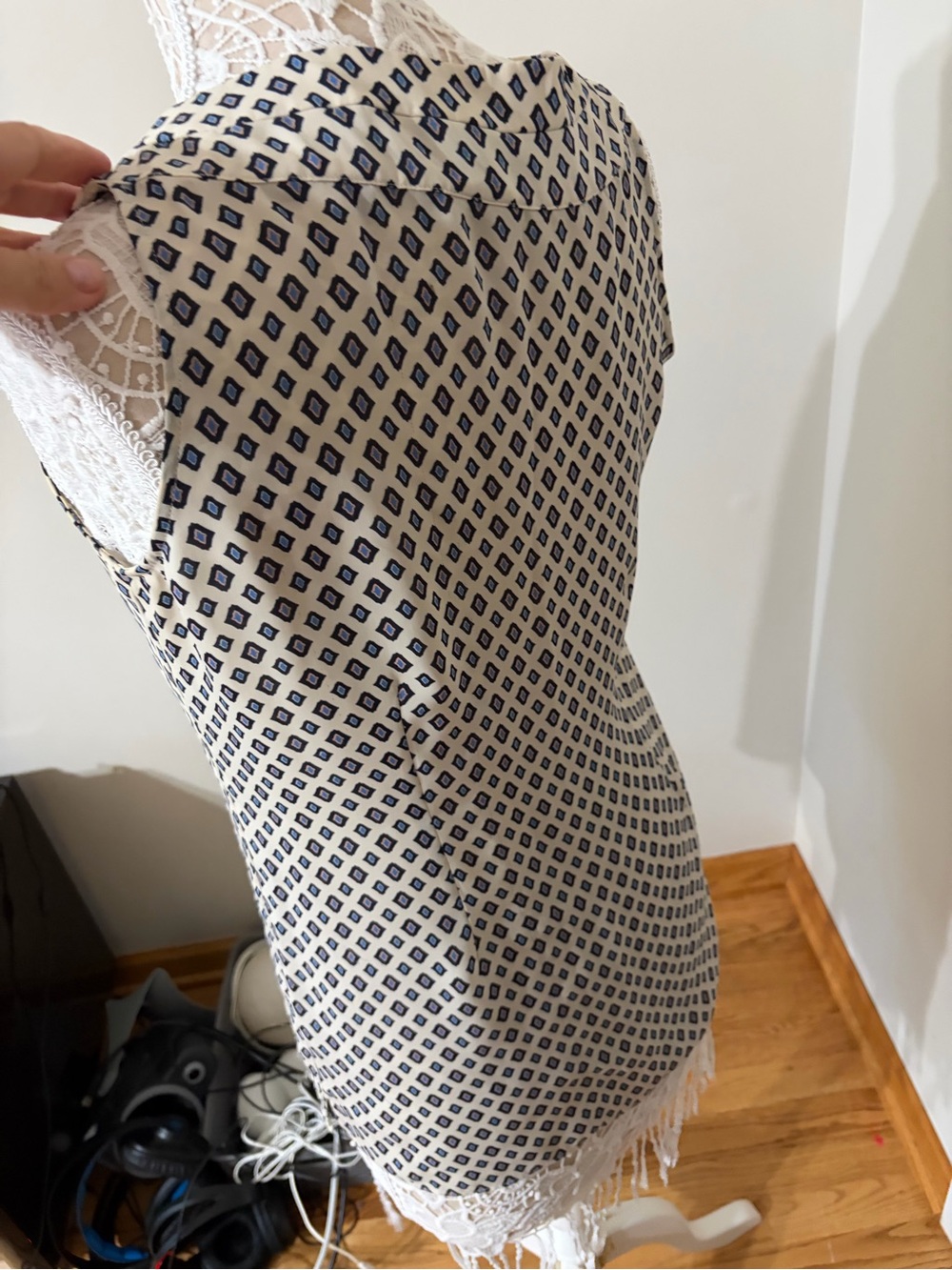 Women’s Blouse Bundle of 2 – Size Medium – White & Geometric Print - Picture 9 of 15